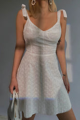 Sexy Kleid mit Stickerei und Schnürung